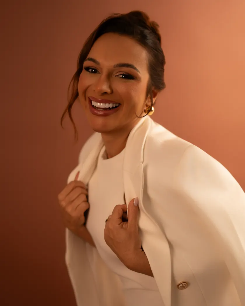 Paciente sorrindo para a câmera, retrato editorial em fundo terracota